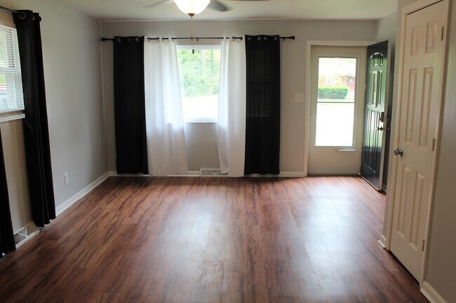 Foto del edificio - 131 W Pinewood Dr