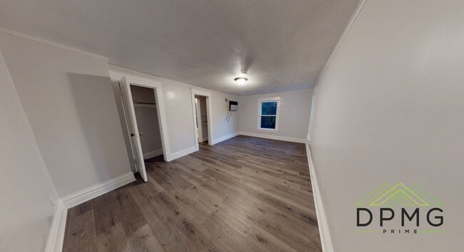 Building Photo - 214 E Elm St