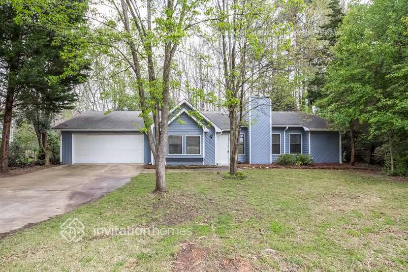 Foto principal - 2460 Deerfield Dr