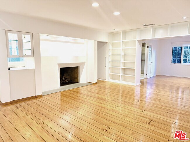 Building Photo - 4031 Hollyline Ave