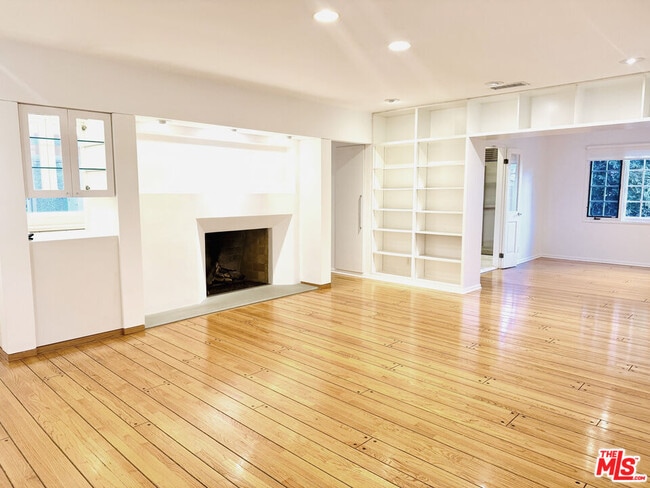 Foto del edificio - 4031 Hollyline Ave