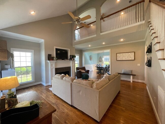 Building Photo - Charming 4 bedroom/2.5 bathroom in Tudor Branch!