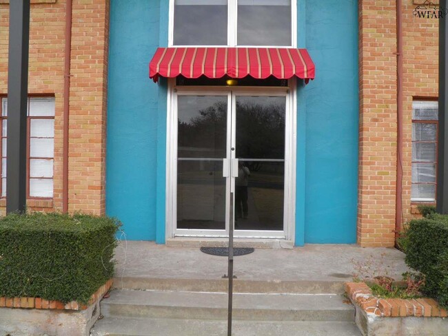 Building Photo - 3701 Southmoor Ln