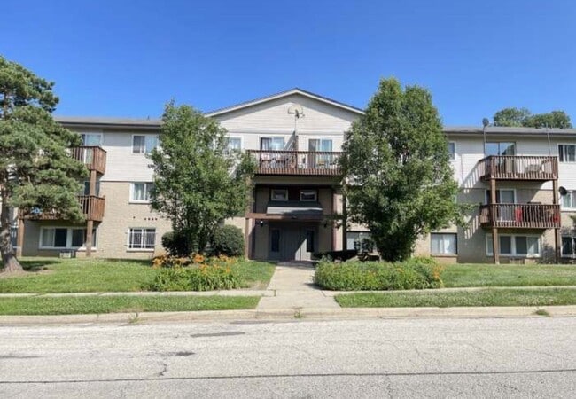 Building Photo - 555 Deepwoods Dr