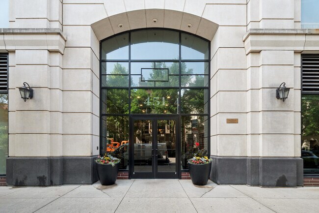 Foto del edificio - 451 W Huron St