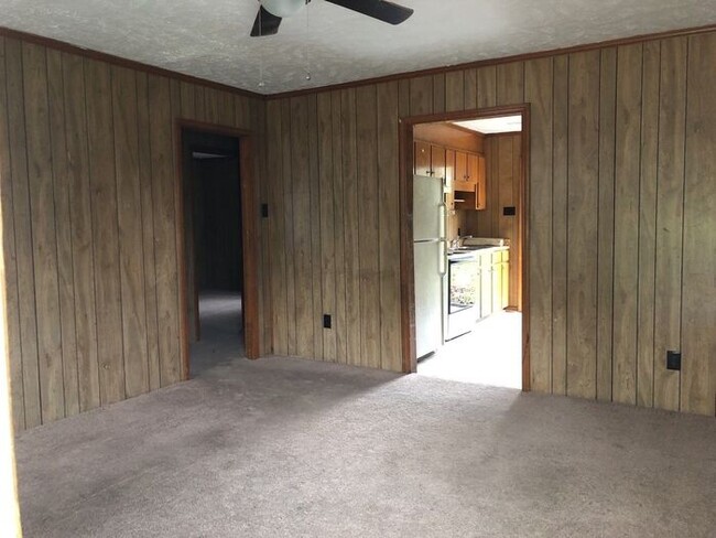 Building Photo - 2 Bedroom 1 Bath Duplex Available!
