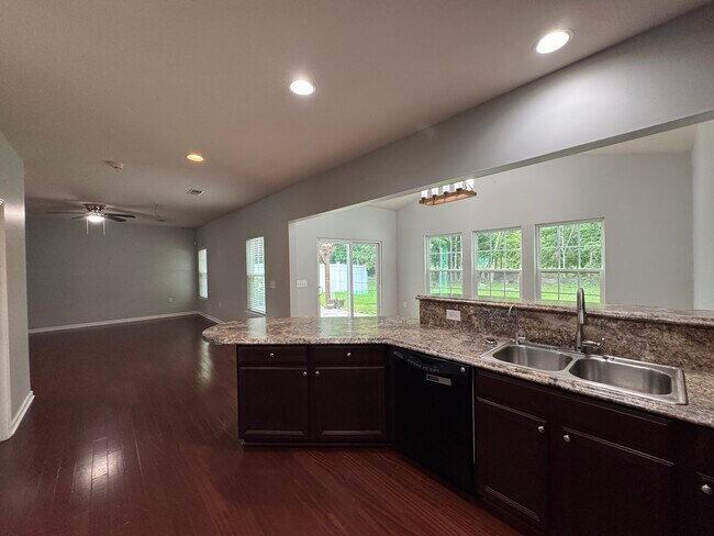 Foto del edificio - 624 Leonard Ln