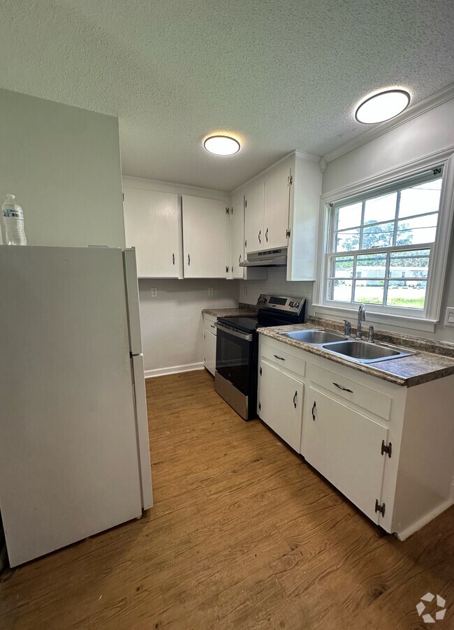 Building Photo - 8848 Deerwood Dr