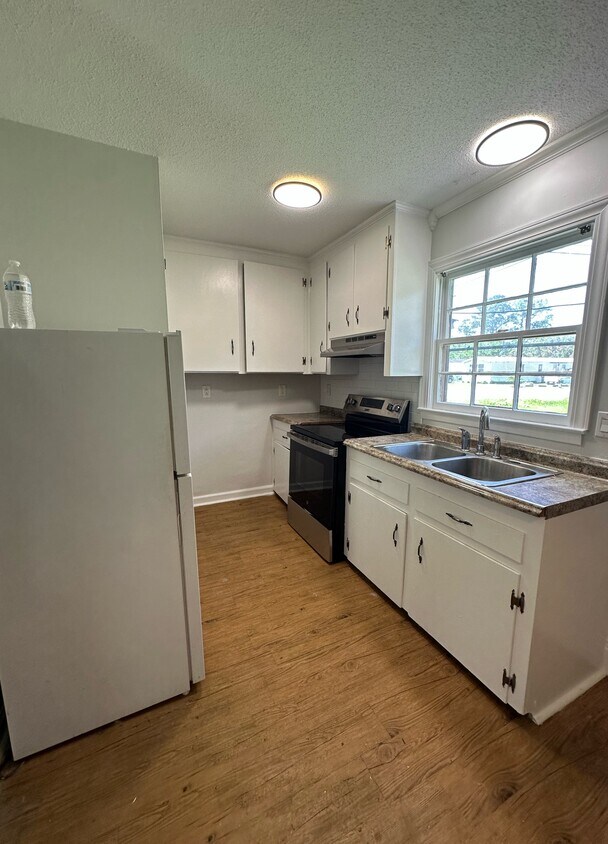 Foto principal - 8844-8850 Deerwood Dr (Quadplex)
