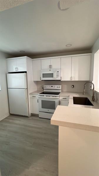 Building Photo - 6796 Palmetto Cir N