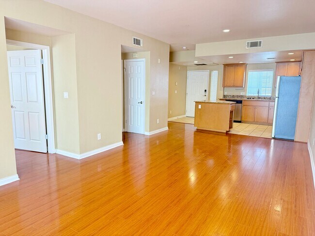 Foto del edificio - 4609 Kester Ave