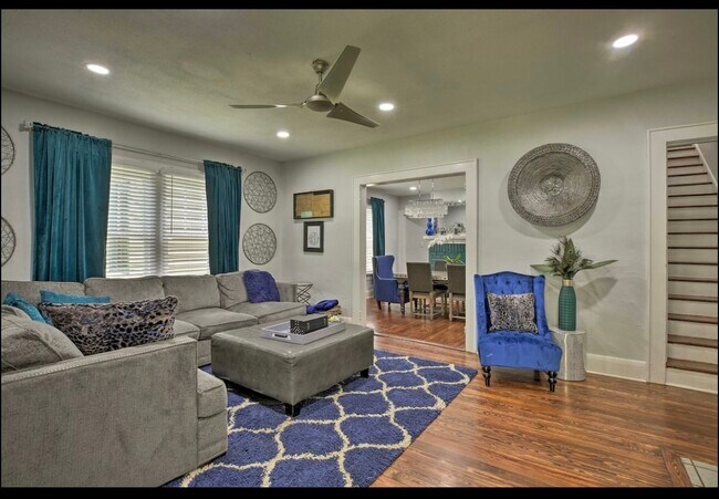 Living room - 670 Waldo St SE