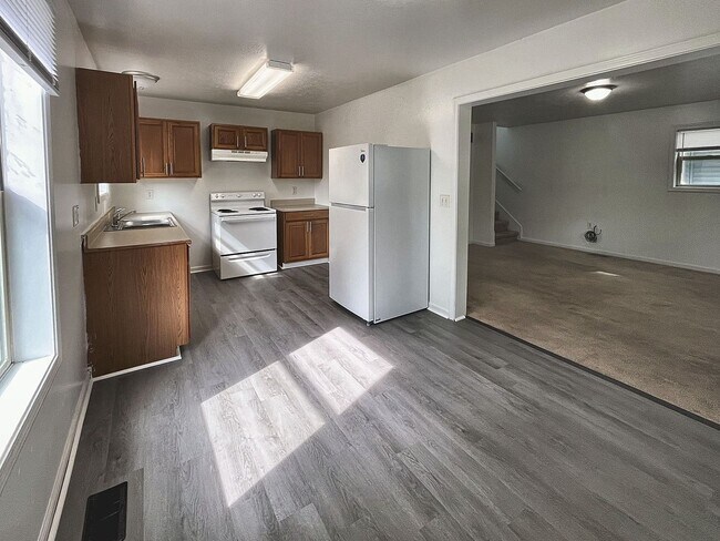 Foto del edificio - 4 Bed / 2 Full Bath Two-Story Home — Covered Front Porch, Detached Garage, Central Air