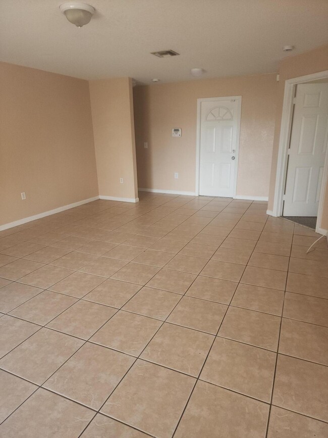 Building Photo - 8804 NW 38th Dr