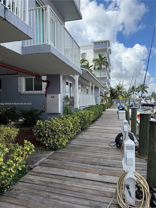 Foto del edificio - 2415 NW 16th St Rd