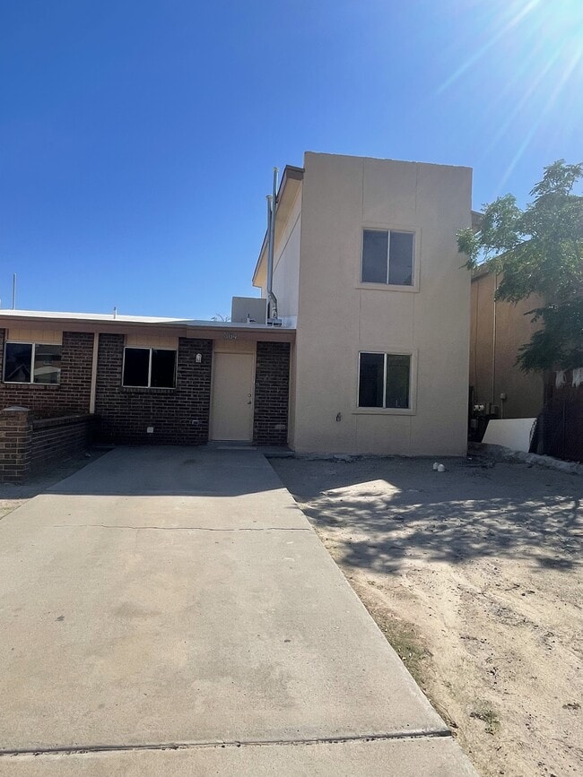 Building Photo - 864 Barandal Dr