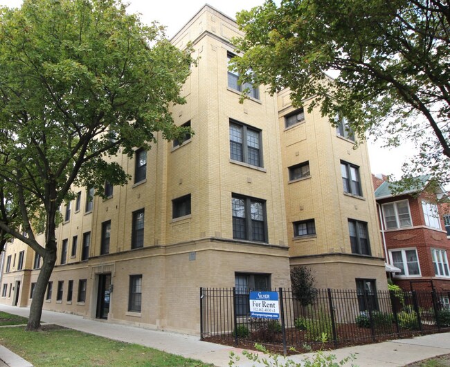 Building Exterior - 3108 W Sunnyside Ave