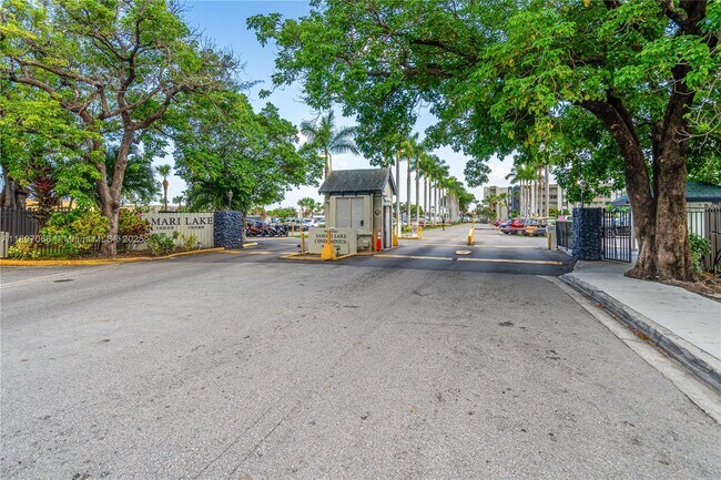 Foto del edificio - 10000 NW 80th Ct