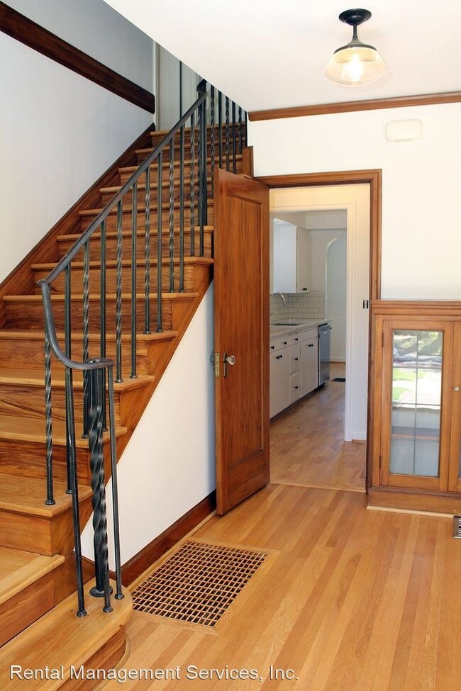 Building Photo - 3 br, 1.5 bath House - 2120 NE 30th Ave