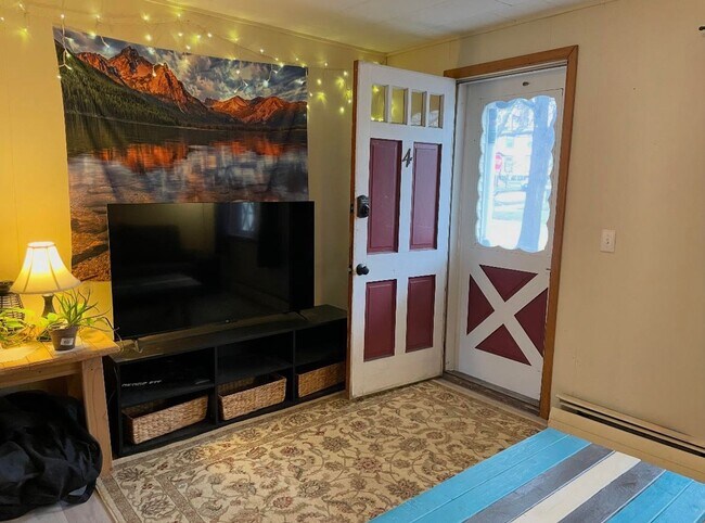 Building Photo - 3 Bedroom Apartment Superior South End Location Burlington Available 7/1