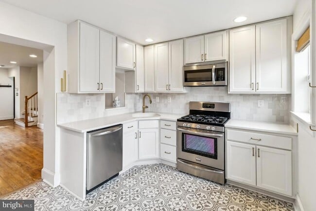 Building Photo - 3318 Blaine St NE