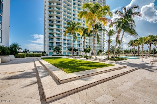 Building Photo - 3000 Oasis Grand Blvd