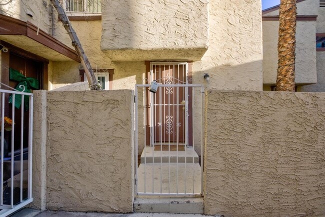 Building Photo - 2 bedroom, 2 bath town house minutes from the Strip