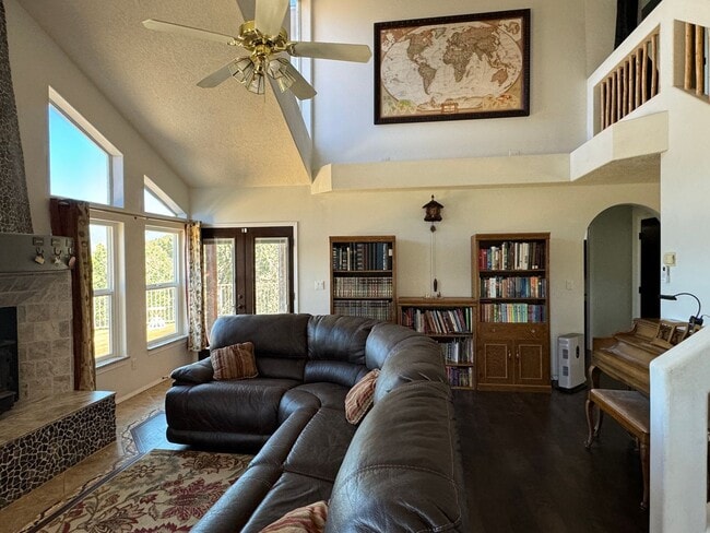 Building Photo - 4 Bedroom, 3 Bathroom Home in Tijeras, NM