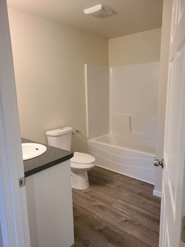 Foto del edificio - 3 Bedroom, 2 Bathroom Duplex