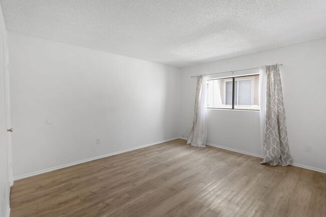 Building Photo - Chatsworth Rent This Now