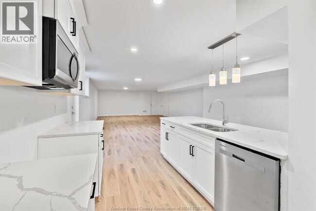 Building Photo - 253 Livingstone Cres