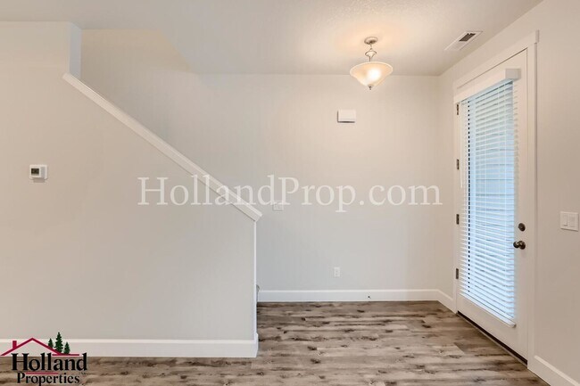 Building Photo - Stunning 3-Bedroom Hillsboro Townhouse wit...