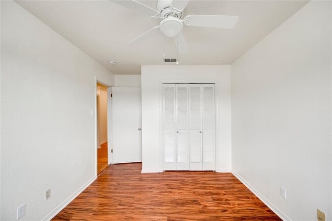 Building Photo - 1510 W N Loop Blvd
