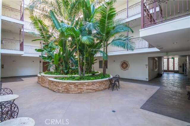 Foto del edificio - 4551 Coldwater Canyon Ave