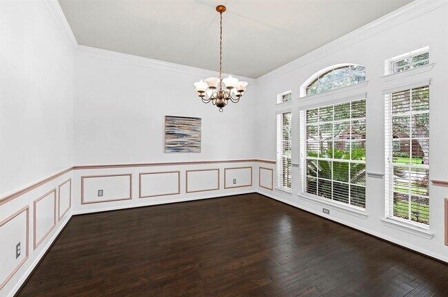 Building Photo - 3213 W Oaks Blvd
