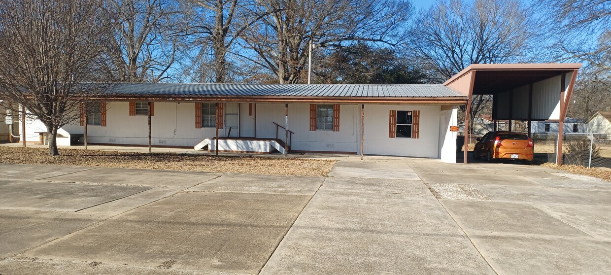 3 E Avenue B, Hooks, TX 75561 House for Rent in Hooks, TX