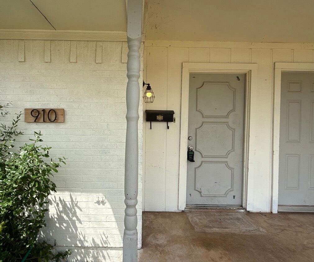 Primary Photo - 910 N Judge Ely Blvd