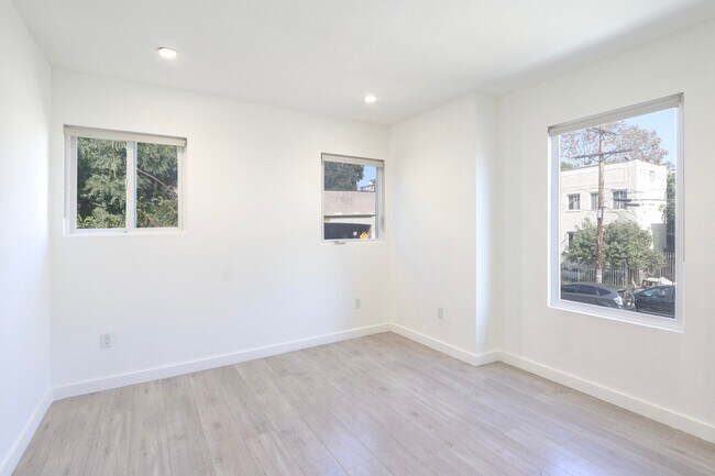 Building Photo - 425 N Coronado St