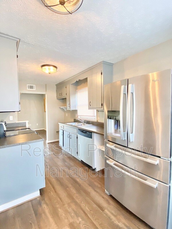 Building Photo - 7867 Sunset Dr
