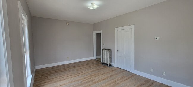 Large Living Room or Bedroom - 47 Pine St