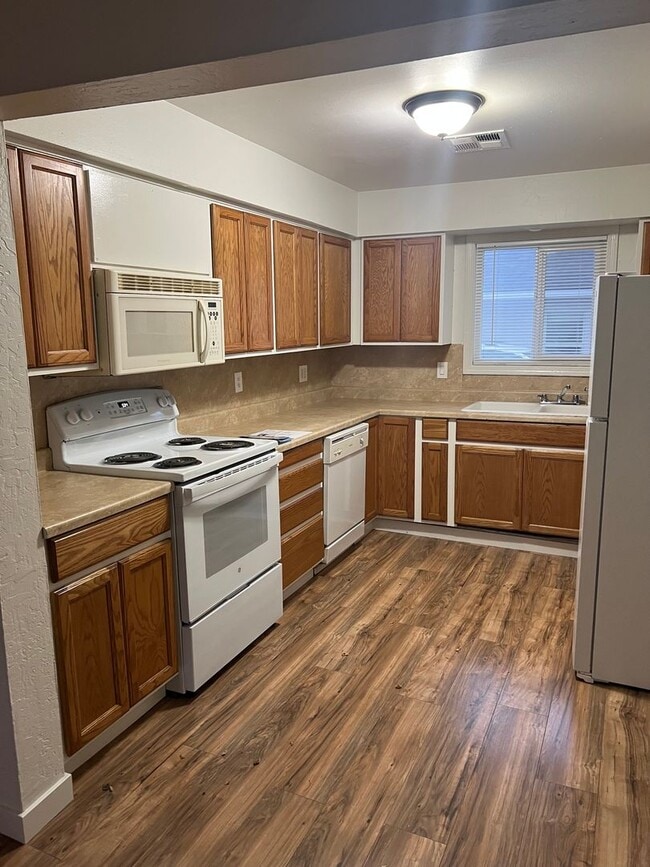 Building Photo - 3BED 2.5BATH HOME NEAR DOWNTOWN