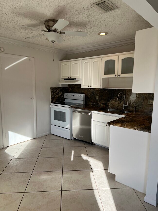 Foto del edificio - 119 Lakeview Ave