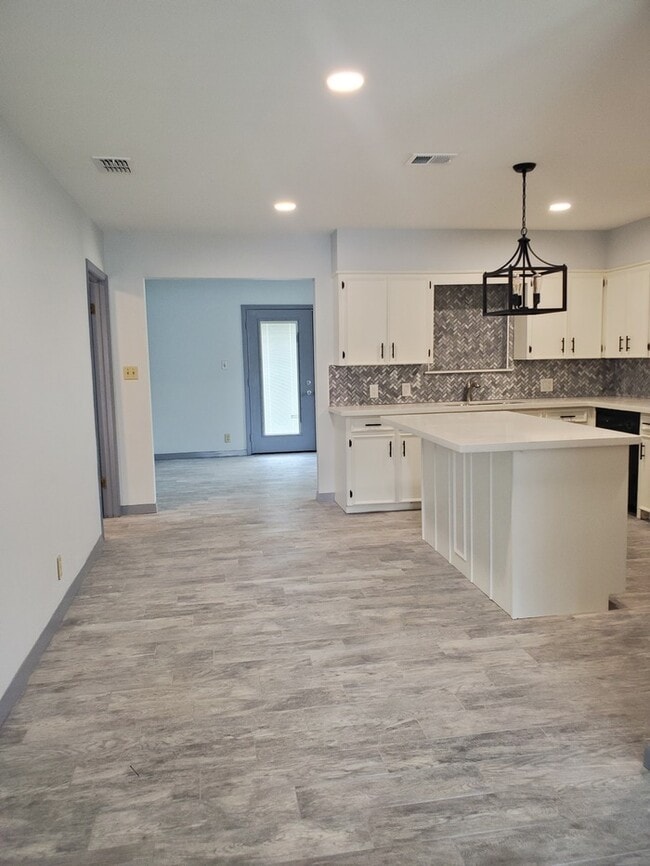 Building Photo - 113 E Hoogland Ave