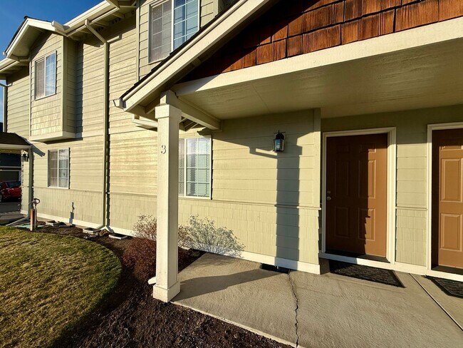 Foto del edificio - SCHEDULE A TOUR TO VIEW THIS NEWLY UPDATED TOWNHOME IN REDMOND!!