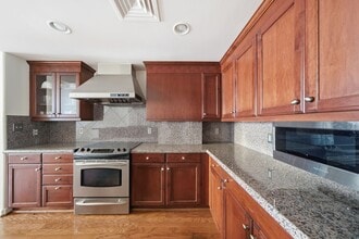 Building Photo - 914 Main St