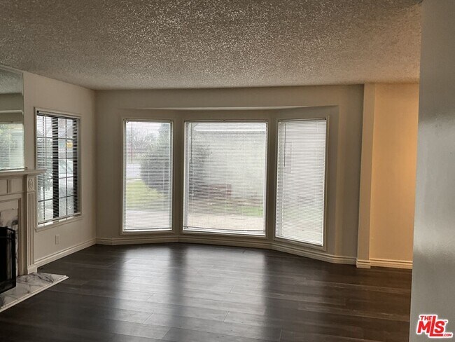 Foto del edificio - 1123 E Cameron Ave