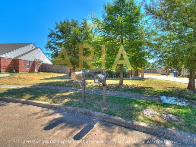 Building Photo - Spacious 2 Bed/1.5 Bath Norman Townhome Av...