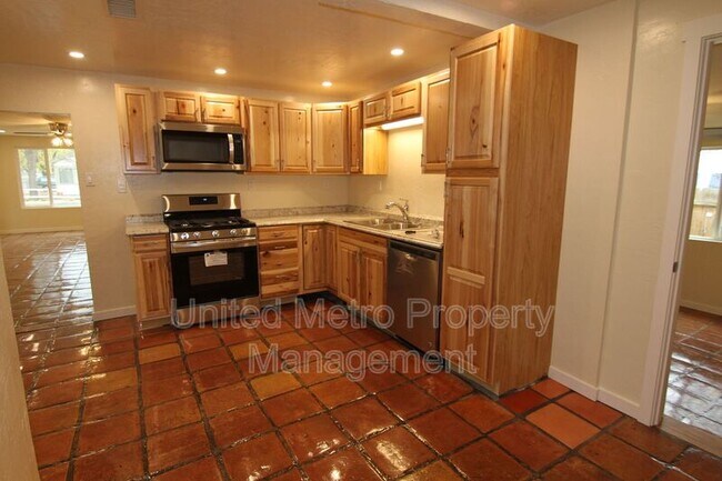 Building Photo - 813 Lincoln Ave