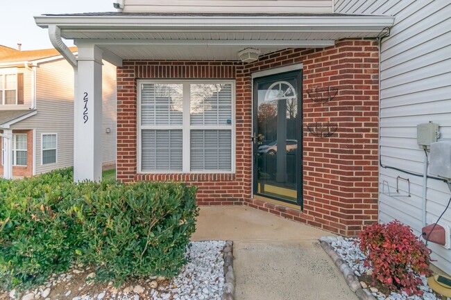 Building Photo - Charming end unit townhome in Matthews!