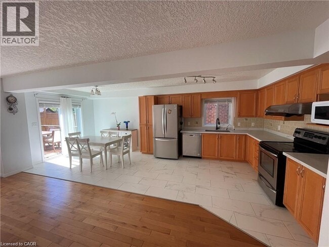 Building Photo - 98 Udvari Crescent
